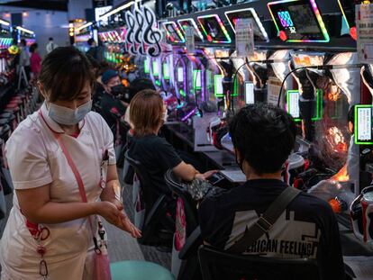 Un hombre recibe una dosis de la vacuna de Moderna contra el coronavirus en una sala de juegos de Osaka, en Japón, este miércoles.