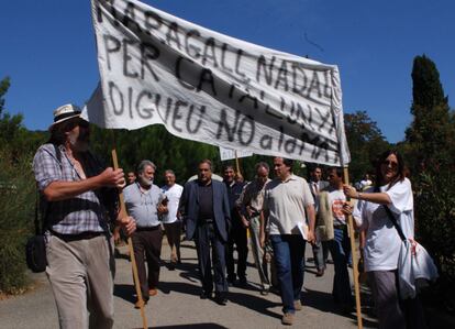 Joaquim Nadal, aleshores conseller de Política Territorial de la Generalitat, és rebut per manifestants contraris a la construcció de la línia elèctrica durant la Universitat Catalana d'Estiu, a Prada de Conflent, el 2005.