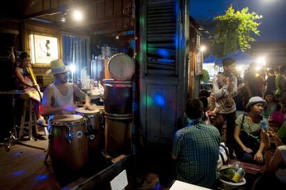 La música en directo en un ingrediente fundamental para animar las noches en el Talad Rot Fai.