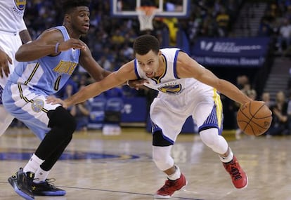 Curry dribla a Mudiay.