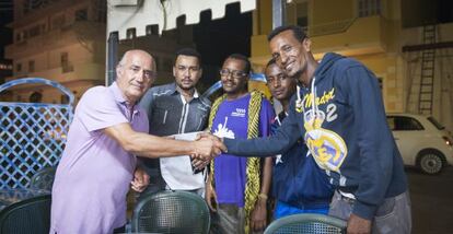 Vito Fiorino, vecino de Lampedusa, Italia, con Alex Berthe y Lami Asli, dos de los 47 inmigrantes a los que ayudó a salvar del naufragio del 3 de octubre en el que murieron más de 400 personas.