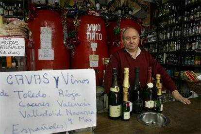 Juan José Sánchez, en su bodega de la calle de Ibiza, en Madrid.