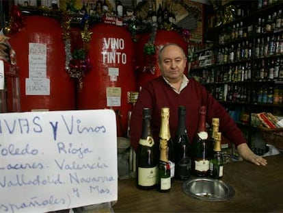 Juan José Sánchez, en su bodega de la calle de Ibiza, en Madrid.