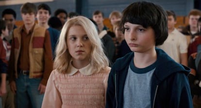 Millie Bobby Brown y Finn Wolfhard en un fotograma de la serie.