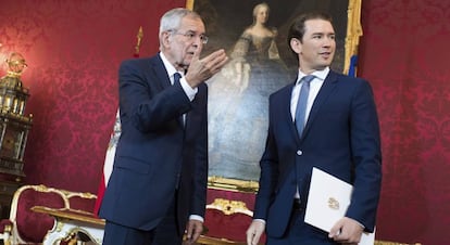 El presidente austriaco, Alexander Van der Bellen, junto al canciller, Sebastian Kurz, este martes en Viena. 