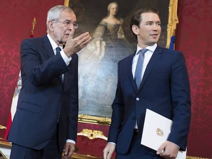 El presidente austriaco, Alexander Van der Bellen, junto al canciller, Sebastian Kurz, este martes en Viena. 
