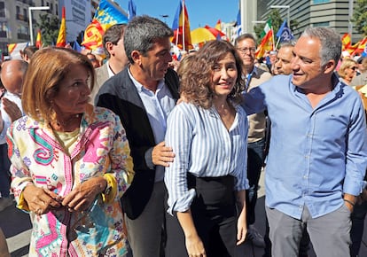 Desde la izquierda, Ana Botella, Carlos Mazón, Isabel Díaz Ayuso y Elías Bendodo, en el mitin del PP este domingo en Madrid. 