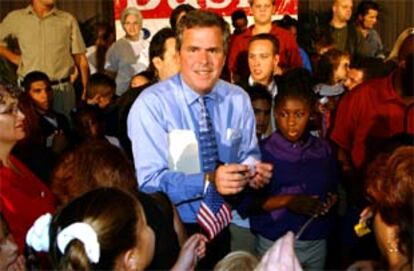 El gobernador de Florida, Jeb Bush, rodeado de niños en una escuela en Maitland el pasado jueves.