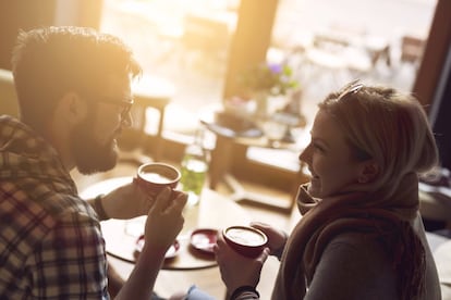 Dos personas toman un café