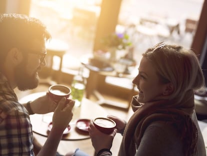 Dos personas toman un café