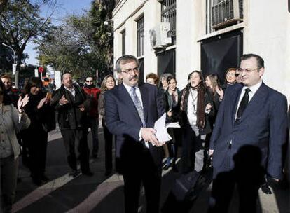 El juez Fernando Ferrín Calamita recibe el aplauso y el apoyo de un grupo de personas a su llegada hoy al Palacio de Justicia de Murcia.