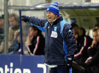 Guy Roux da instrucciones en un partido de la UEFA con el Auxerre en 2003.