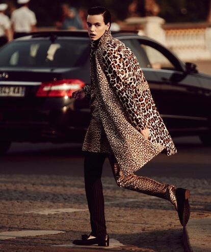 <strong>INSTINTO ANIMAL.</strong> Trench de piel de potro estampada, de la línea masculina de Burberry Prorsum. Pantalón con raya diplomática y estampado de leopardo de Emanuel Ungaro. Mocasines de Geox.<br></br> <em>De los estampados felinos al terciopelo, pasando por el ‘grunge’, no hay tendencia que este otoño no se pueda declinar con la ayuda de un pantalón y una chaqueta. </em>
