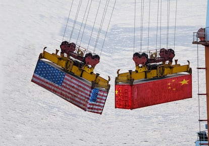 Dos contenedores con las banderas de Estados Unidos y China en una representación de la guerra comercial