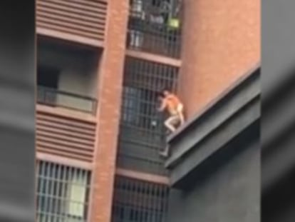 Descendió al séptimo piso antes de ser rescatado por los servicios de bomberos