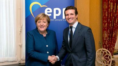 Fotografía facilitada por el PP de Pablo Casado y Angela Merkel durante el encuentro que mantuvieron en Bruselas.