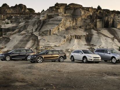 De izquierda a derecha, VW Passat Alltrack, Audi A4 Allroad, Peugeot 508 RXH y Subaru Outback.