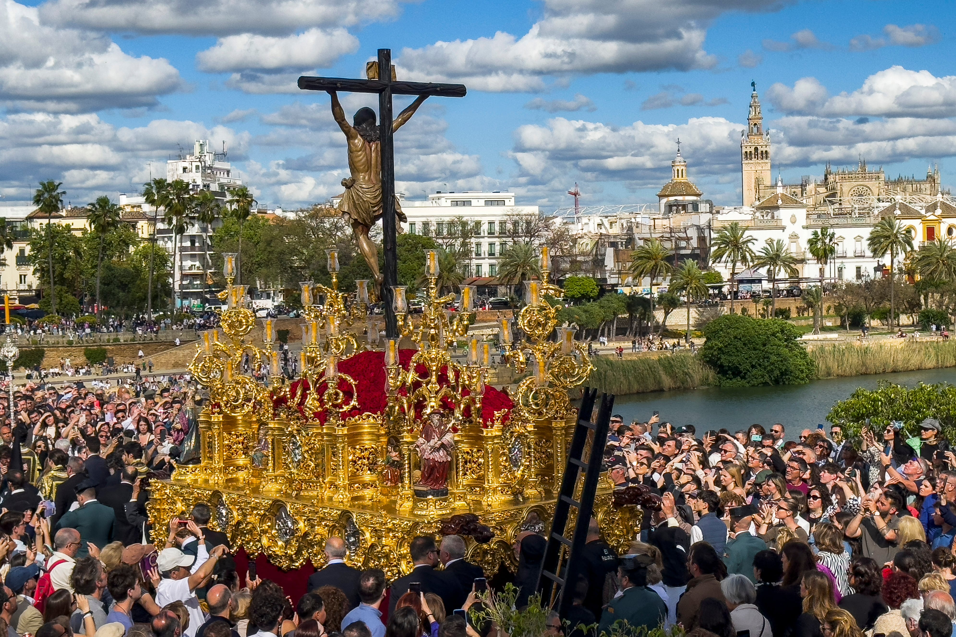 Procesión de la Hermandad del Santísimo Cristo de la Expiración, conocida popularmente como la Hermandad del Cachorro, este Viernes Santo, en Sevilla. 