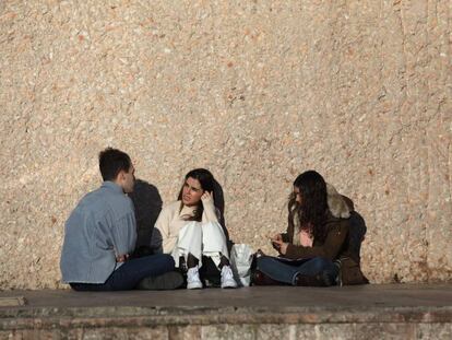 Un grupo de jóvenes, en la plaza de Colón de Madrid.