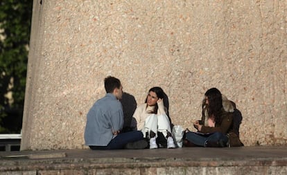 Un grupo de jóvenes, este jueves en la plaza de Colón de Madrid. 