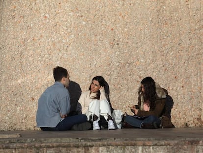 Un grupo de jóvenes, este jueves en la plaza de Colón de Madrid. 