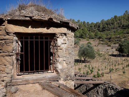 La tina de piedra seca centenaria de la bodega Abadal en la viña Arboset (Barcelona).
