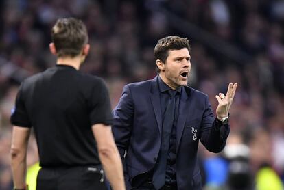 El entreandor del Tottenham, Mauricio Pochettino, da instrucciones a sus jugadores.