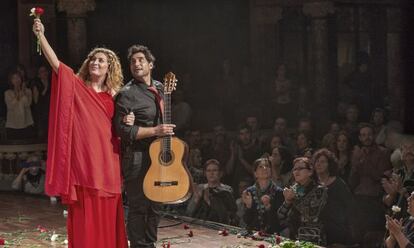 Estrella Morente y Ni&ntilde;o Josele saludan tras su actuaci&oacute;n en el Festival de Guitarra. 