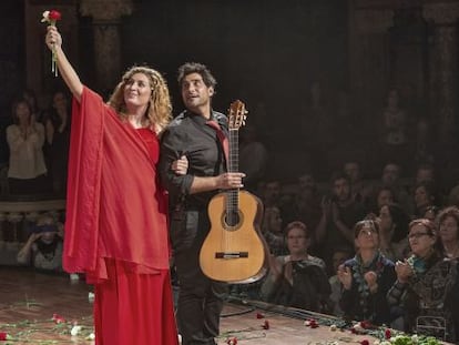 Estrella Morente y Ni&ntilde;o Josele saludan tras su actuaci&oacute;n en el Festival de Guitarra. 