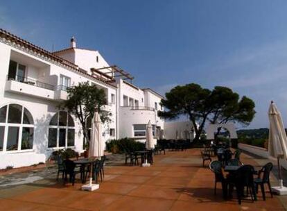 Terraza del hotel Rocamar, en Cadaqués (Girona), un clásico de la Costa Brava.