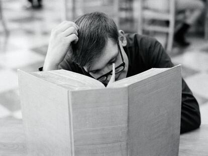 Un señor buscando la forma de decir en una sola palabra de castellano que se va a levantar pronto para oír trinar a los pájaros. Si fuera sueco, solo tendría que decir 'gokotta'