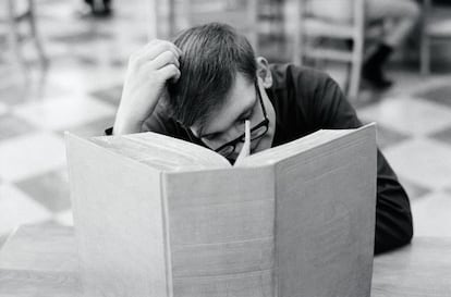 Un señor buscando la forma de decir en una sola palabra de castellano que se va a levantar pronto para oír trinar a los pájaros. Si fuera sueco, solo tendría que decir 'gokotta'