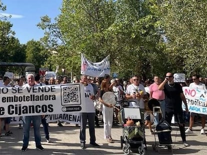 Una manifestación contra la explotación de agua para embotellar en el Valle de Lecrín.