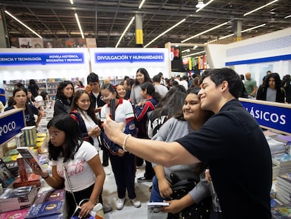 Alberto Villarreal convive con sus lectoras durante la Feria Internacional del Libro de Guadalajara 2023.