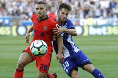 Kevin Rodrigues pelea el balón con Medrán.