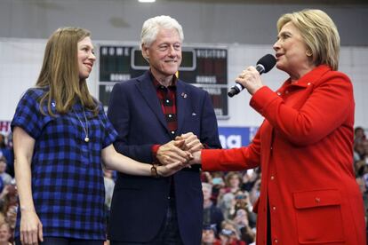 Los Clinton en un evento in Cedar Rapids.