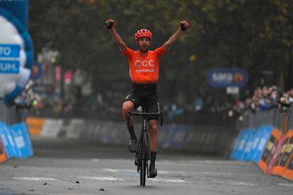 El ciclista checo Josef Cerny, del CCC Team, cruza este viernes la línea de meta como ganador de la 19ª etapa del Giro.