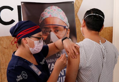 Un voluntario participa en un ensayo clínico de la vacuna de CanSino, en Oaxaca (México).