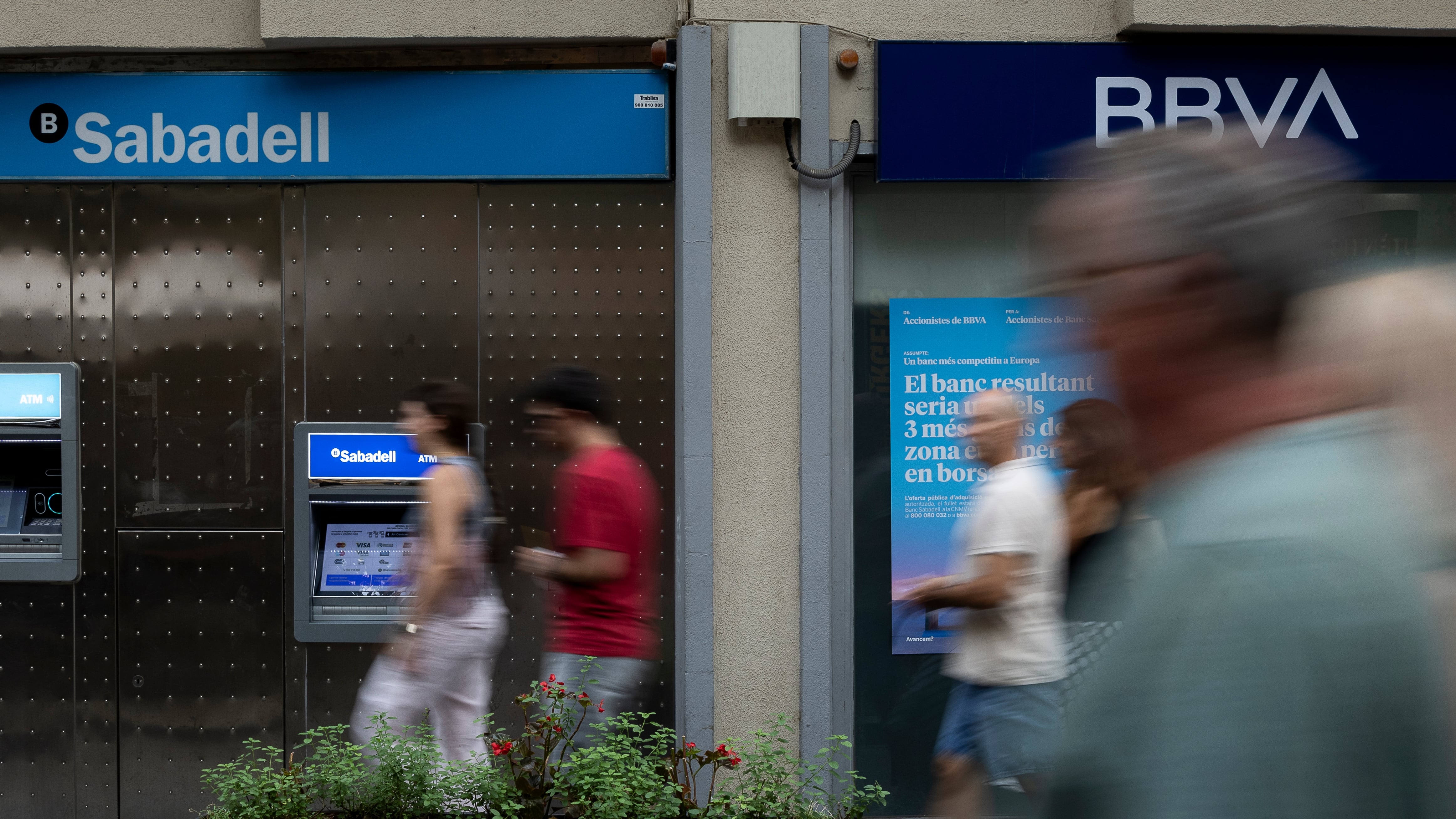 Oficina bancaria del Banco Sabadell junto a otra del BBVA en la Rambla del Poblenou, Bacelona.