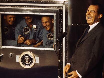 El presidente Nixon se ríe con los tripulantes del Apollo 11.