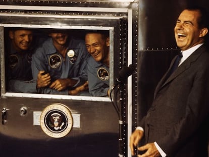 El presidente Nixon se ríe con los tripulantes del Apollo 11.