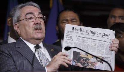Un congresista muestra la portada de &#039;The Washington Post&#039; con la noticia del aumento de muertos por disparos de la polic&iacute;a. 