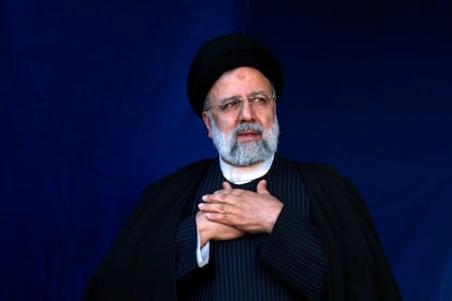 El fallecido presidente iraní Raisi, en el funeral por las víctimas del atentado de Kerman, el 5 de enero de 2024. 