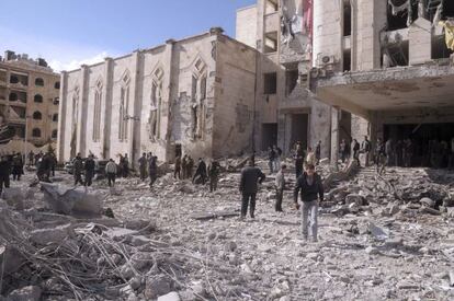Los escombros de las sedes de inteligencia y de la policía en Alepo (Siria).