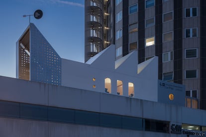 Vista del pabellón La Aceleradora instalado sobre una cubierta del Hospital La Paz de Madrid.