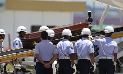 El ataúd donde yace Oscar Niemeyer es subido a un avión para ser llevado de Río de Janeiro a Brasilia.