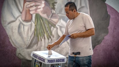 personas acuden a emitir su voto en la primera jornada electoral del Poder Judicial