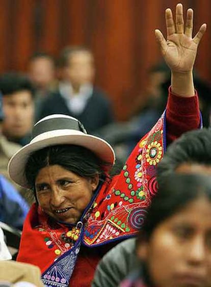 Una indígena miembro de la Asamblea Constituyente levanta la mano para votar ayer en Oruro.