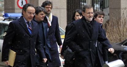 Rajoy y su jefe de Gabinete, Moragas (detr&aacute;s en el centro), a su llegada ayer a la cumbre de Bruselas.  