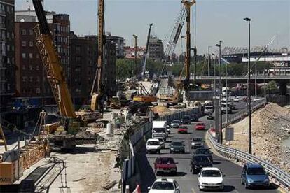 Obra sobre el cauce del río para desviar los coches poco antes de pasar bajo el puente de Praga. A la izquierda, las grúas trabajan sobre la calzada original.